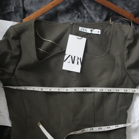 NWT TOPSTITCHED KHAKI SLIT TOP. - Picture 8 of 10